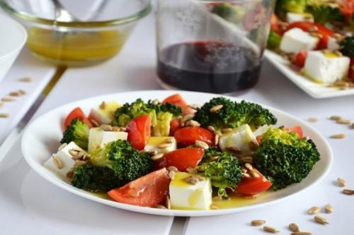 Можно ли приготовить салат с перцем, помидорами, сыром и яйцом без яиц или сыра. 20 оригинальных салатов с помидорами черри