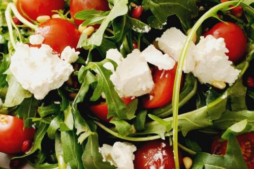 Можно ли приготовить салат с перцем, помидорами, сыром и яйцом без яиц или сыра. 20 оригинальных салатов с помидорами черри