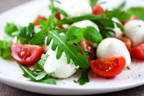 Можно ли приготовить салат с перцем, помидорами, сыром и яйцом без яиц или сыра. 20 оригинальных салатов с помидорами черри