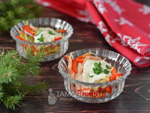 Какие ингредиенты необходимы для приготовления салата с копченой курицей и болгарским перцем. Процесс приготовления