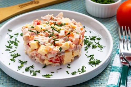 Салат сыр болгарский перец курица копченая. Ингредиенты: