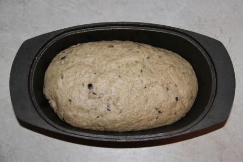 Ржаной хлеб с изюмом и орехами. Пшенично-ржаной хлеб с орехами и изюмом