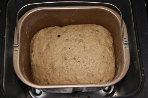 Ржаной хлеб с изюмом и орехами. Пшенично-ржаной хлеб с орехами и изюмом