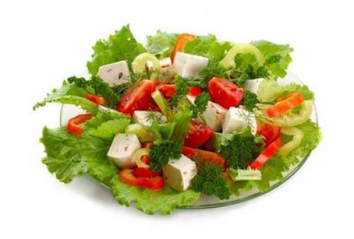 Полезный салат с курицей, перцем и яйцами: рецепт для здорового питания 10