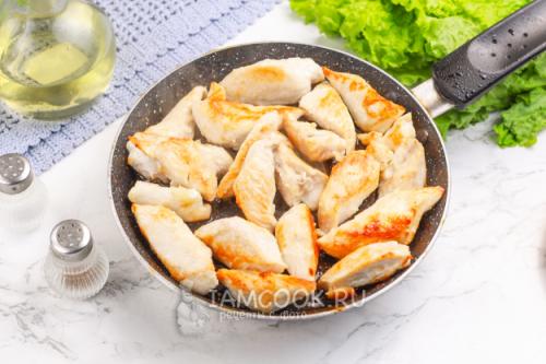 Полезный салат с курицей, перцем и яйцами: рецепт для здорового питания 01