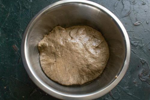 Какие ингредиенты необходимы для приготовления хлеба с 40% ржаной муки и тмином на закваске. Ингредиенты ржаного хлеба на закваске с медом и тмином