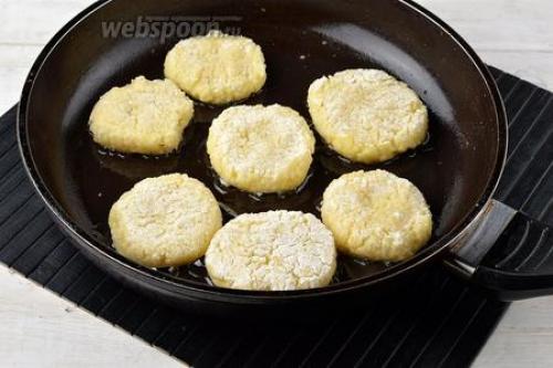 Сладкие рисовые биточки на сковороде 03
