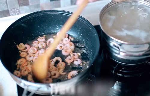 Паста с креветками и черри в сливочном соусе. Паста с креветками в чесночно-сливочном соусе — лучшие рецепты