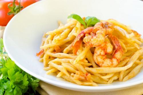 Паста с креветками в томатном соусе. Быстрая паста с креветками в томатном соусе