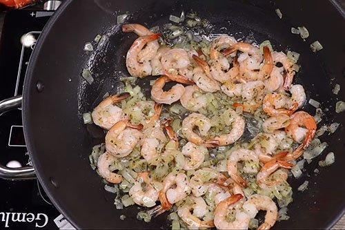 Паста с креветками сливками и пармезаном.  Паста с креветками в сливочном соусе