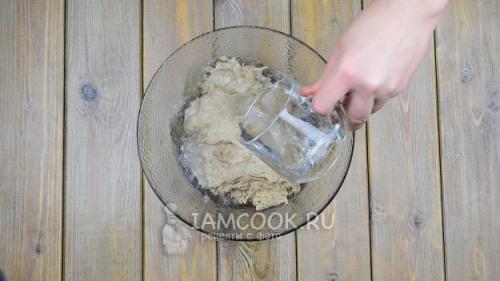 Ржаной хлеб на закваске с семечками и тмином: полезный и ароматный рецепт 12