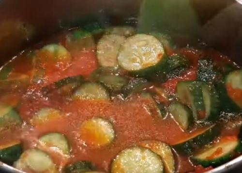 Лечо с огурцами и томатной пастой на зиму. Лечо из огурцов на зиму. 8 невероятно вкусных рецептов с помидорами или томатной пастой