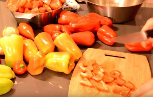 Лечо пальчики оближешь с луком. Рецепт лечо из болгарского перца на зиму пальчики оближешь