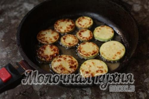 Кабачки с паприкой и чесноком. Кабачки, жаренные кружочками, с чесноком, майонезом и помидорами