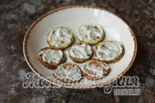 Кабачки с паприкой и чесноком. Кабачки, жаренные кружочками, с чесноком, майонезом и помидорами