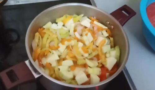 Лечо из кабачков кусочками. Лечо из кабачков на зиму — 13 рецептов невероятно вкусной заготовки