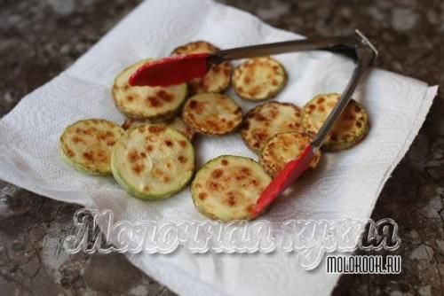 Кабачки с паприкой и чесноком. Кабачки, жаренные кружочками, с чесноком, майонезом и помидорами
