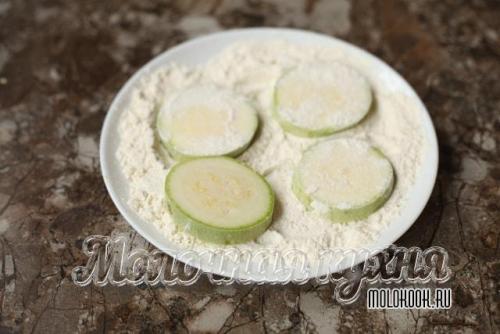 Кабачки с паприкой и чесноком. Кабачки, жаренные кружочками, с чесноком, майонезом и помидорами