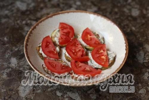 Кабачки с паприкой и чесноком. Кабачки, жаренные кружочками, с чесноком, майонезом и помидорами