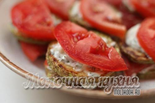 Кабачки с паприкой и чесноком. Кабачки, жаренные кружочками, с чесноком, майонезом и помидорами