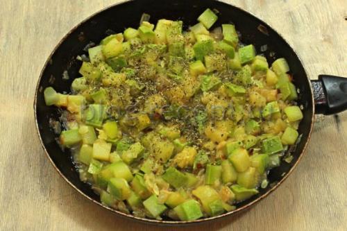 Жареные кабачки с луком. Сочный и очень вкусный ужин за считаные минуты: Жареные на сковороде кабачки с луком и яйцом