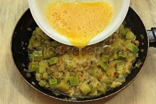 Жареные кабачки с луком. Сочный и очень вкусный ужин за считаные минуты: Жареные на сковороде кабачки с луком и яйцом