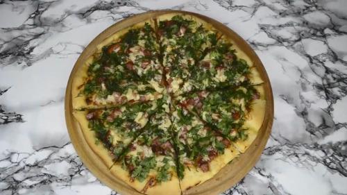 Пицца на готовой основе в духовке рецепт. Домашняя пицца в духовке — 12 простых и вкусных рецептов