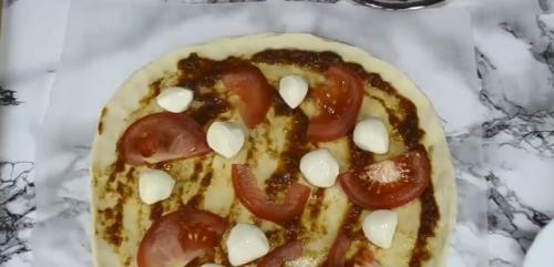 Пицца на готовой основе в духовке рецепт. Домашняя пицца в духовке — 12 простых и вкусных рецептов