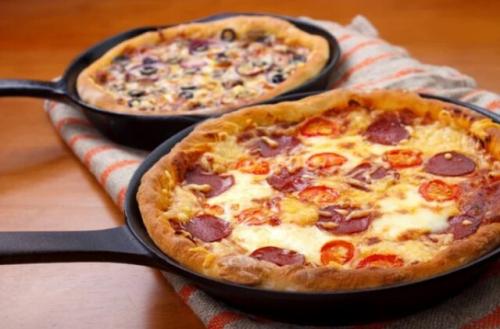 Обалденная пицца на сковороде. Пицца на сковороде за 10 минут: 8 пошаговых рецептов