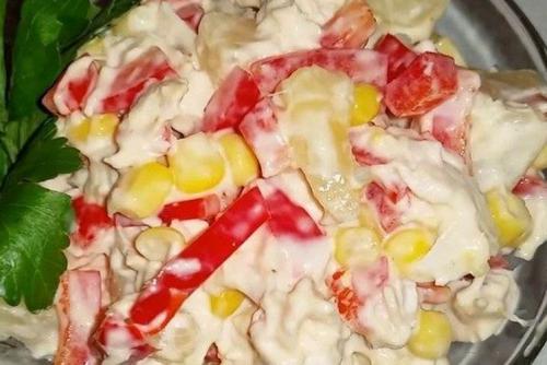 Салат с копченым окорочком и ананасом. 20 очень вкусных салатов с копченой курицей и ананасом
