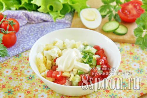 Салат с копчёным окорочком коронный.