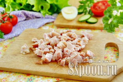 Салат с копчёным окорочком коронный.