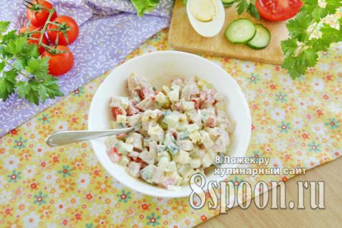 Салат с копчёным окорочком коронный.