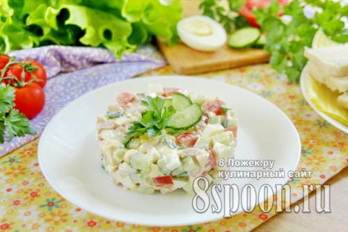 Салат с копчёным окорочком коронный.