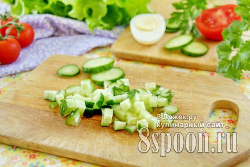 Салат с копчёным окорочком коронный.