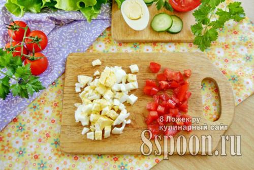 Салат с копчёным окорочком коронный.