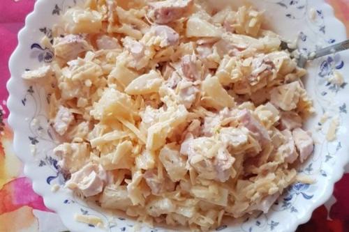 Салат с копченым окорочком и ананасом. 20 очень вкусных салатов с копченой курицей и ананасом
