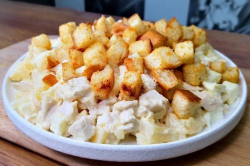 Салат с копченым окорочком и ананасом. 20 очень вкусных салатов с копченой курицей и ананасом