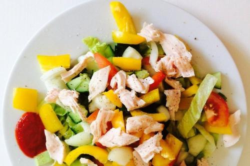 Салат с копченым окорочком и ананасом. 20 очень вкусных салатов с копченой курицей и ананасом