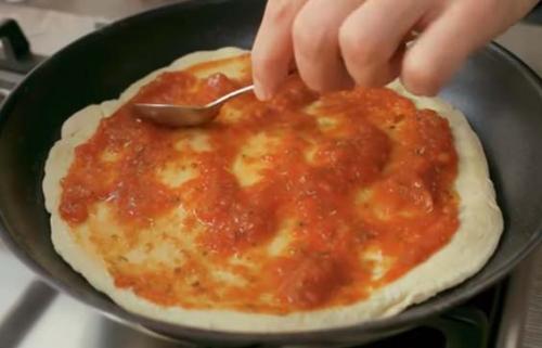 Тонкое тесто для пиццы на сковороде. Как сделать пиццу на сковороде за 10 минут