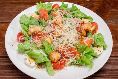 Салат с красной рыбой и яйцом. 20 салатов с семгой, которыми легко удивить гостей