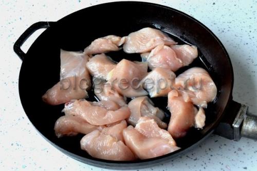 Гуляш из курицы c подливкой. Гуляш из куриного филе в сметанной подливке