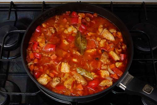 Гуляш из курицы с подливой с томатной пастой. Как приготовить гуляш из курицы с подливкой — рецепт вкусного гуляша из филе курицы на сковороде с пошаговыми фото