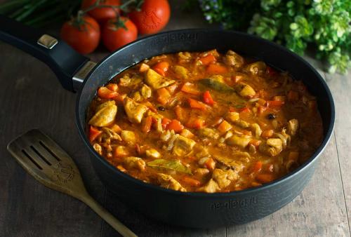 Гуляш из курицы с подливой с томатной пастой. Как приготовить гуляш из курицы с подливкой — рецепт вкусного гуляша из филе курицы на сковороде с пошаговыми фото