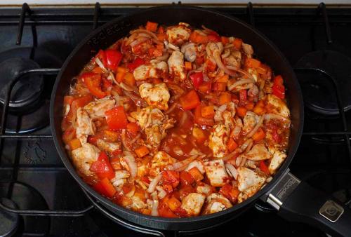 Гуляш из курицы с подливой с томатной пастой. Как приготовить гуляш из курицы с подливкой — рецепт вкусного гуляша из филе курицы на сковороде с пошаговыми фото