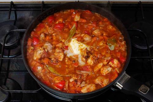 Гуляш из курицы с подливой с томатной пастой. Как приготовить гуляш из курицы с подливкой — рецепт вкусного гуляша из филе курицы на сковороде с пошаговыми фото