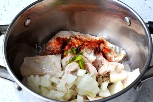 Гуляш из курицы c подливкой. Гуляш из куриного филе в сметанной подливке