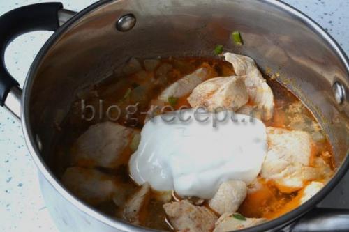 Гуляш из курицы c подливкой. Гуляш из куриного филе в сметанной подливке