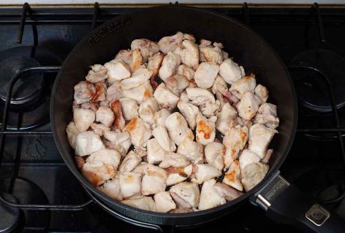 Гуляш из курицы с подливой с томатной пастой. Как приготовить гуляш из курицы с подливкой — рецепт вкусного гуляша из филе курицы на сковороде с пошаговыми фото