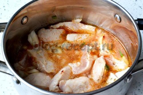 Гуляш из курицы c подливкой. Гуляш из куриного филе в сметанной подливке